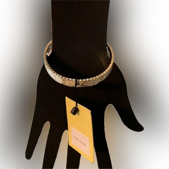 Marc Jacobs NWT $115.00 MSRP The Medallion Large Scalloped Bangle Bracelet - Picture 7 of 7